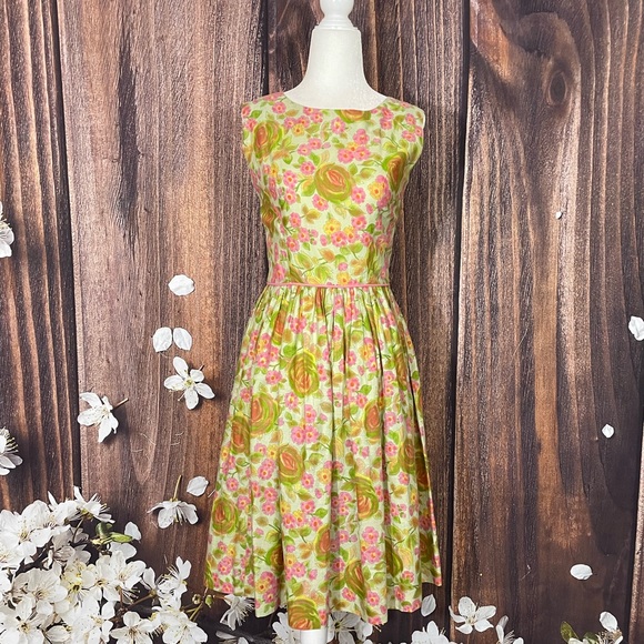 Dresses & Skirts - 1950s Sleeveless Floral Dress